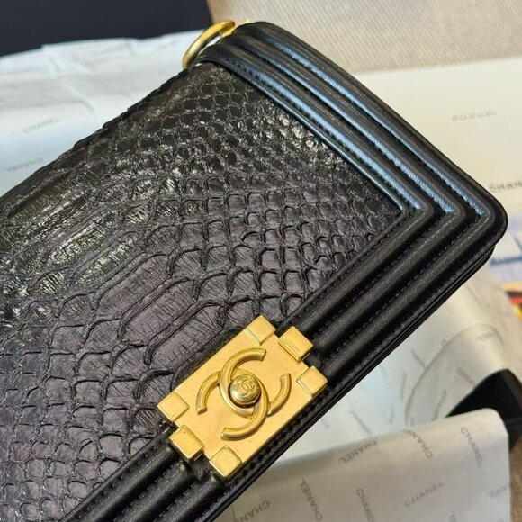 Classic CHANEL Bag: A Stylish and Versatile Choice for Elegance - Picture 5 of 6